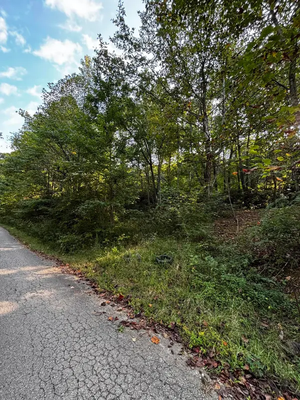 132 Lee Acres Road, Irvine, KY 40336