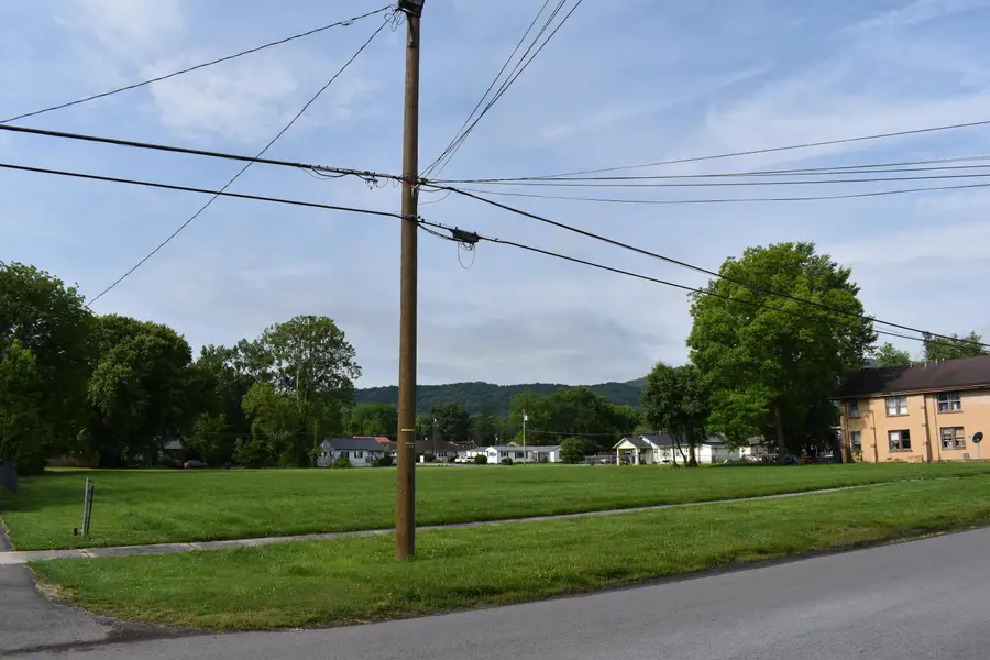 321 Chester Avenue, Middlesboro, KY 40965 - #2