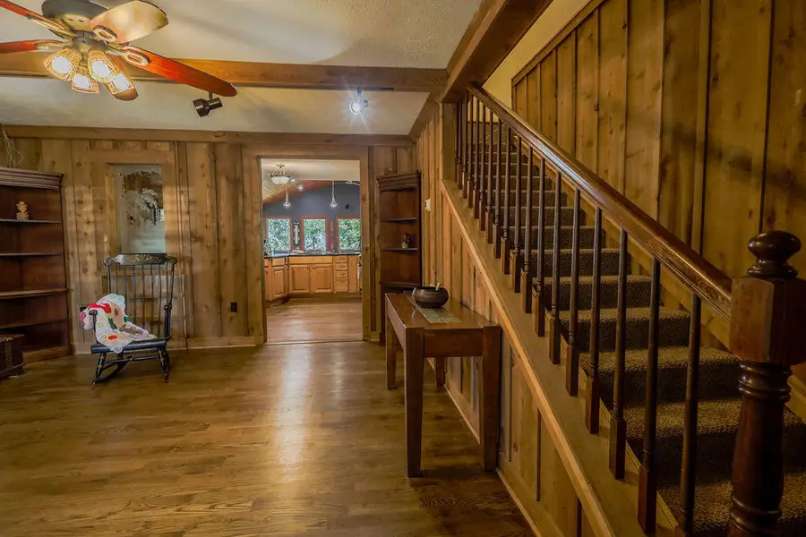 221 S Lake Bluff Lane, Scottsville, KY 42164 - #2