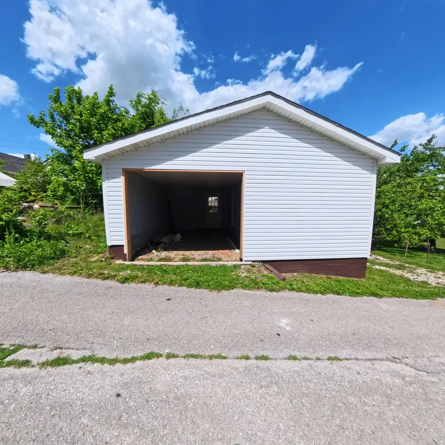 206 Kirkland Avenue, Irvine, KY 40336 - #2