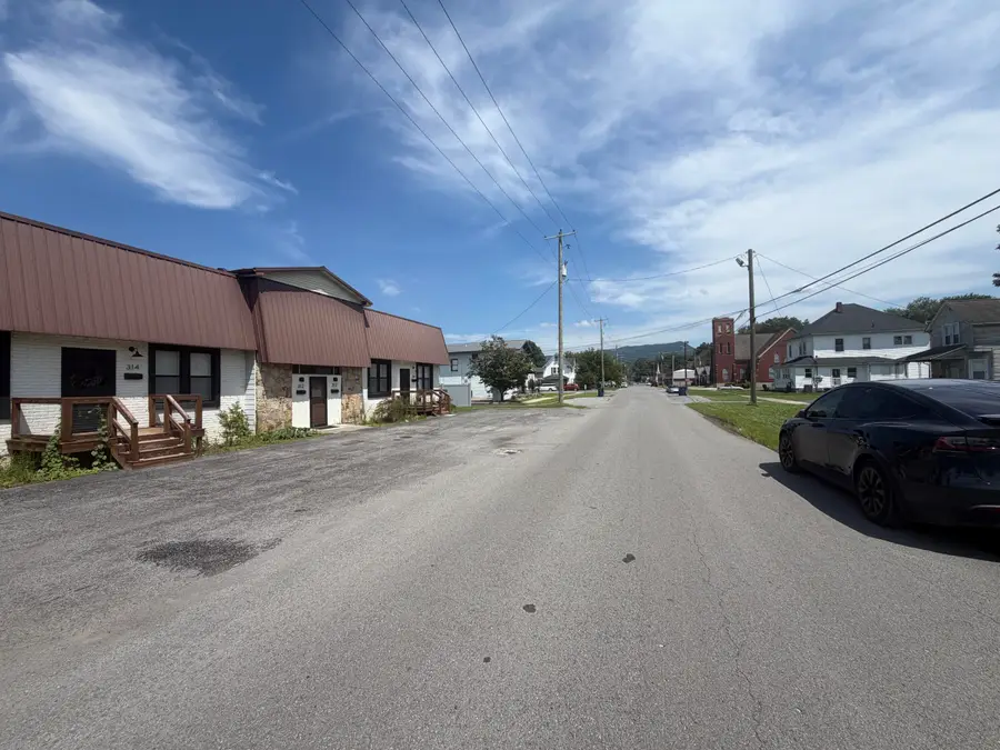 312 W Chester Avenue, Middlesboro, KY 40965 - #2