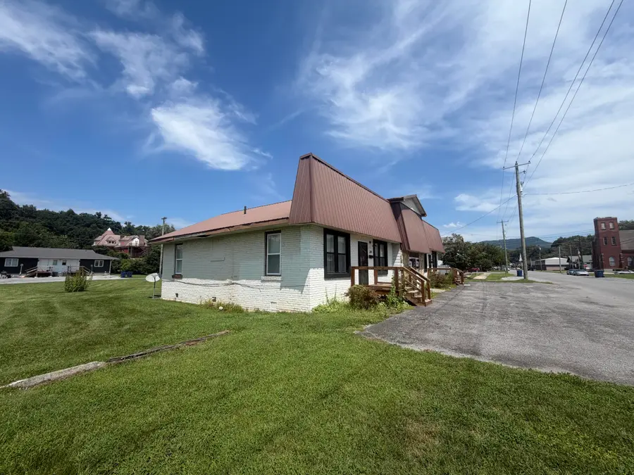 312 W Chester Avenue, Middlesboro, KY 40965 - #3