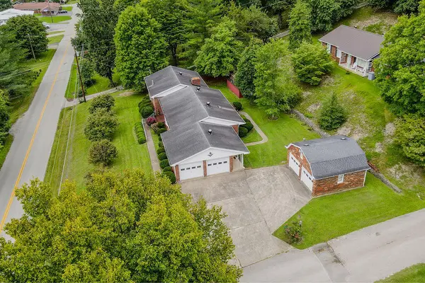 222 N Court Street, Irvine, KY 40336