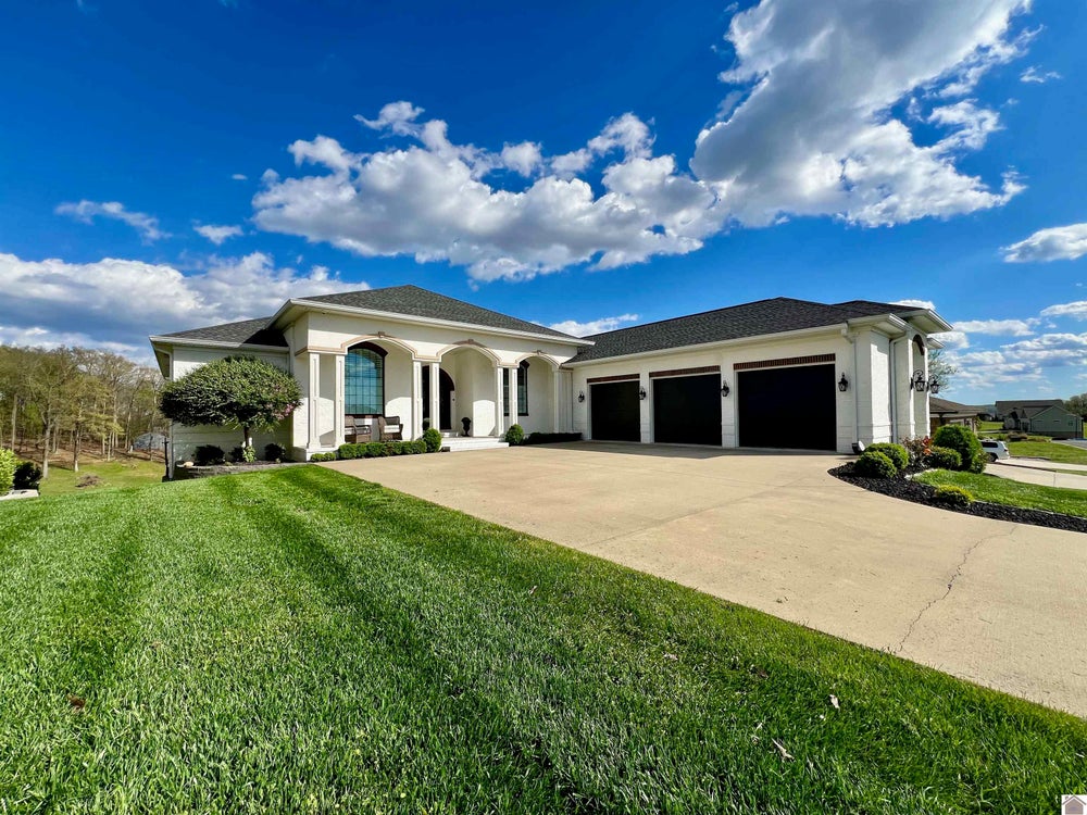 285 Moon Bay, Kuttawa, KY 42044 BHGRE