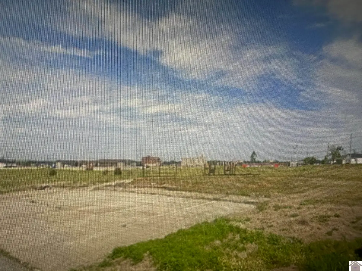 W Broadway, Mayfield, KY 42066 - #1