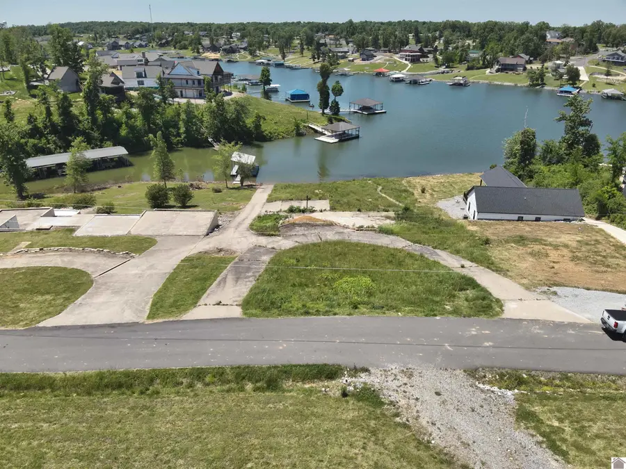 551 Sherwood Dr, Gilbertsville, KY 42044 - #2