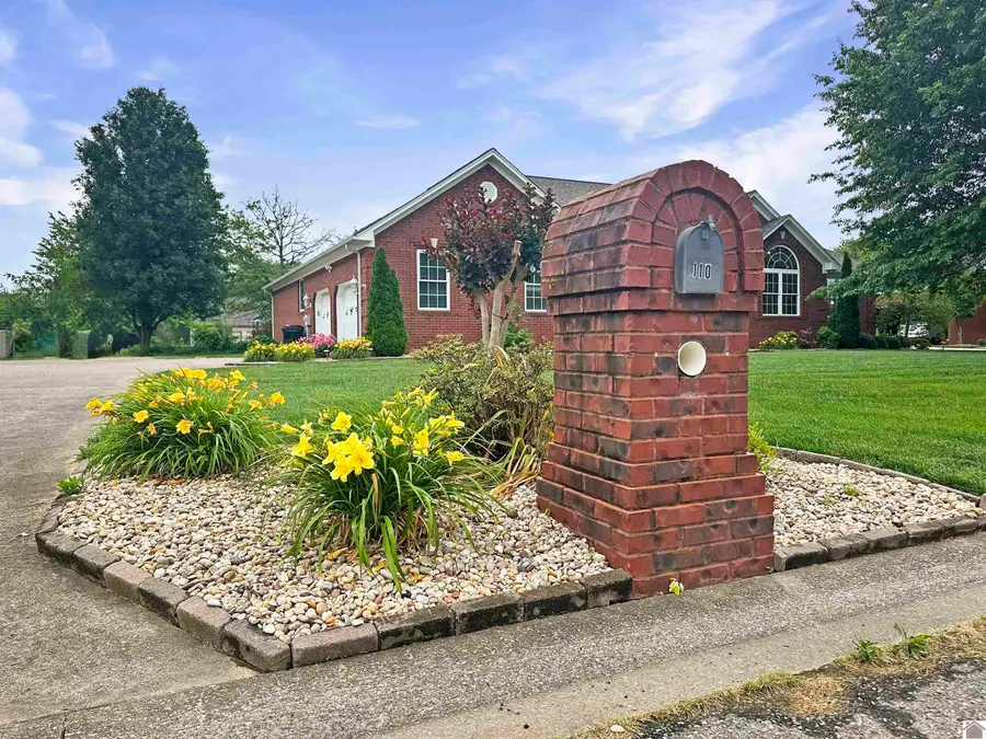 110 Birchwood Dr, Murray, KY 42071 - #2