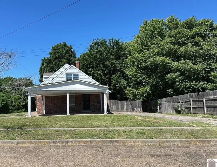 718 Moscow Ave., Hickman, KY 42050 - #2