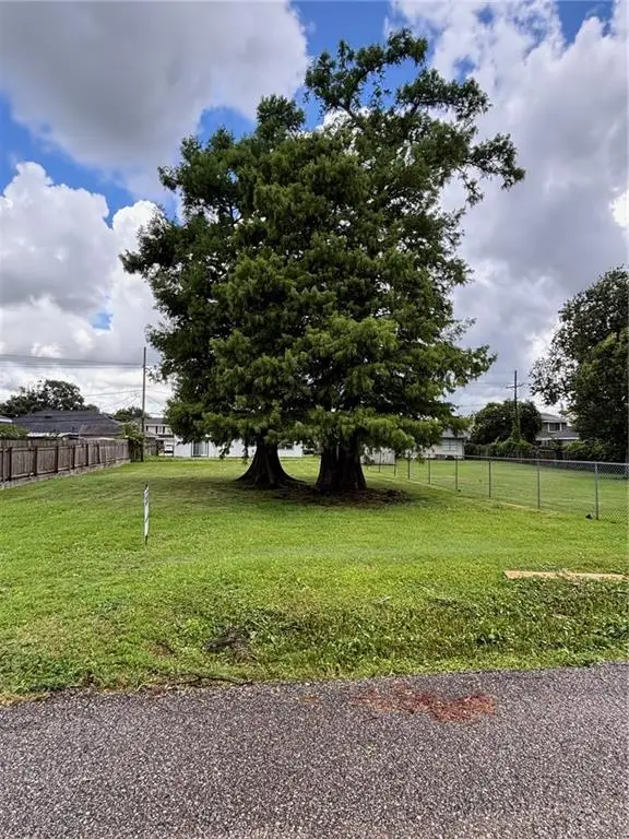 320 Commerce Street, Gretna, LA 70056 - Image #1