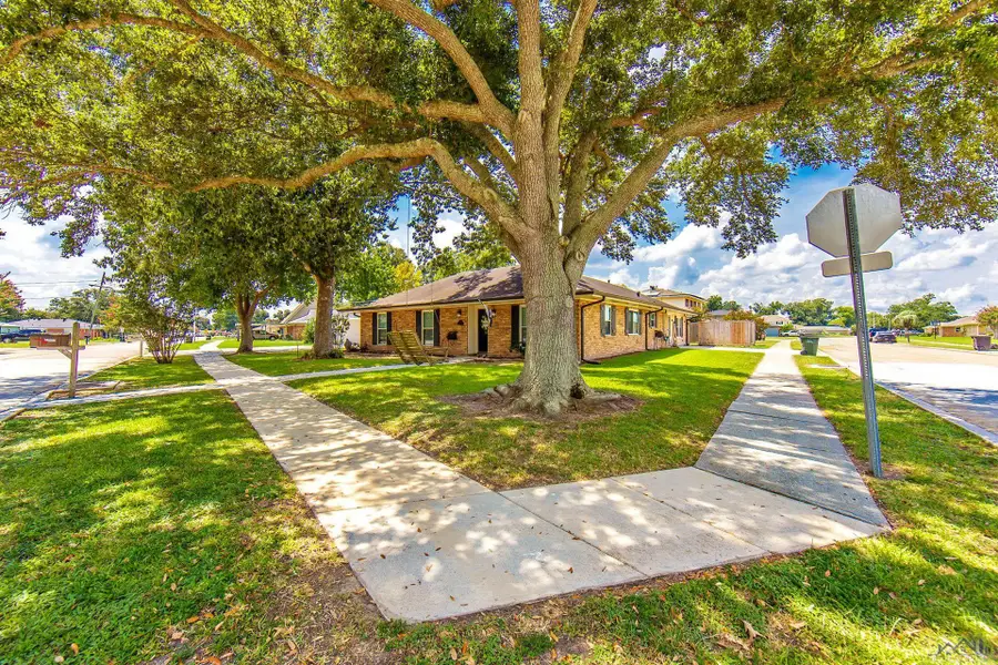 2807 Broadmoor Ave, Houma, LA 70364 - #2
