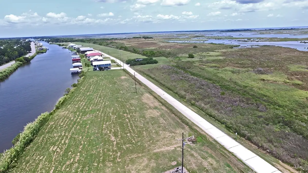 6102 Bayouside Dr, Chauvin, LA 70344 - #1
