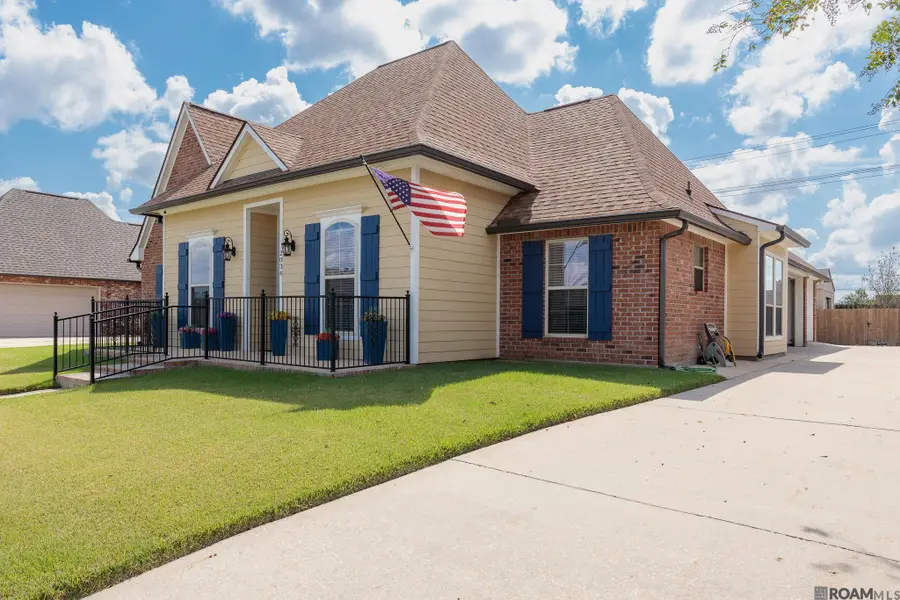 2034 Pointe South Dr, Zachary, LA 70791 - Image #2