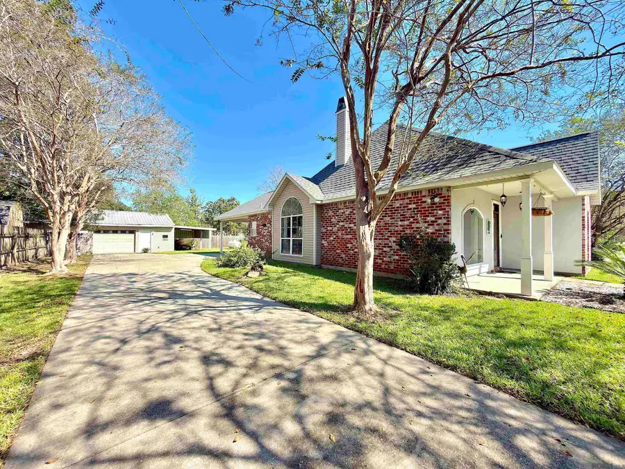 7645 Elmwood Dr, Denham Springs, LA 70706 - Image #2