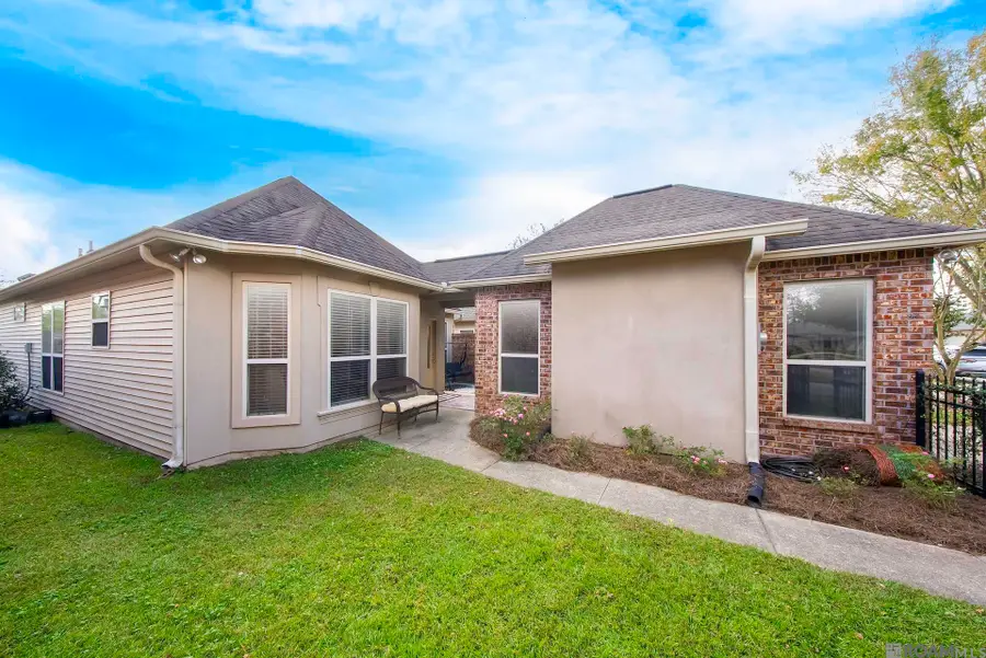 5448 Courtyard Dr, Gonzales, LA 70737 - Image #2