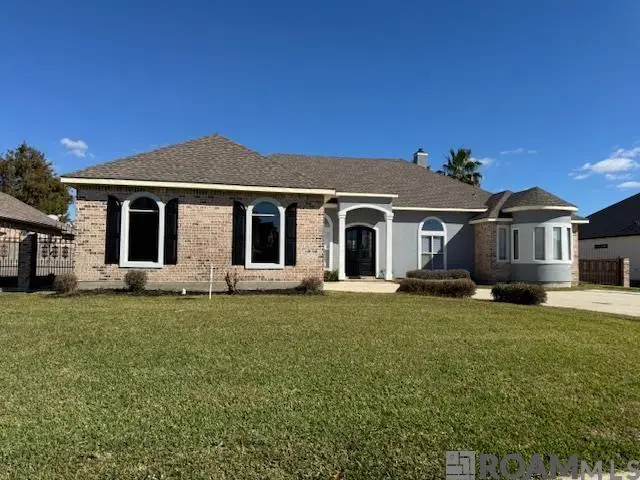 1951 E Squirewood Dr, Harvey, LA 70058 - Image #1