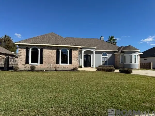 1951 E Squirewood Dr, Harvey, LA 70058