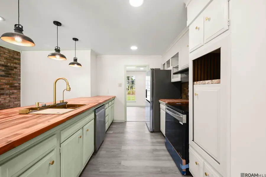 9556 Fairway Dr, Denham Springs, LA 70726 - Image #2