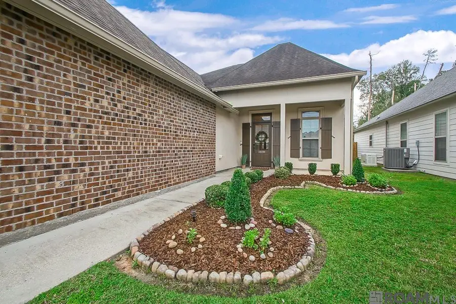 10396 Grand Plaza Dr, Denham Springs, LA 70726 - Image #2