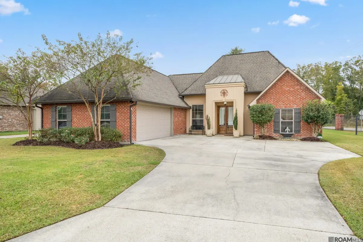 10210 Indian Creek Dr, Denham Springs, LA 70726 - Image #1