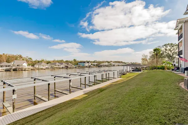 12386 River Highlands #B, St Amant, LA 70774