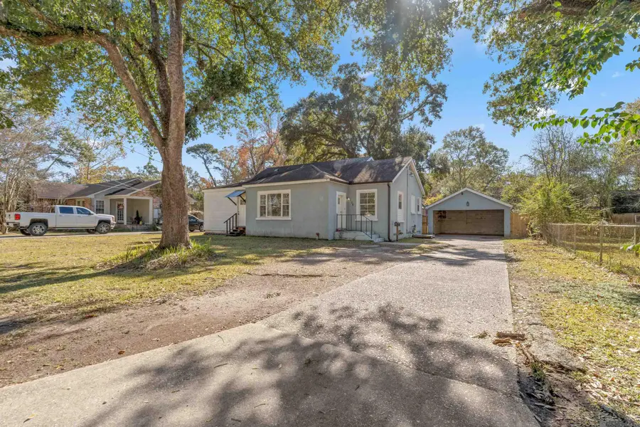 206 Pine St, Denham Springs, LA 70726 - #2