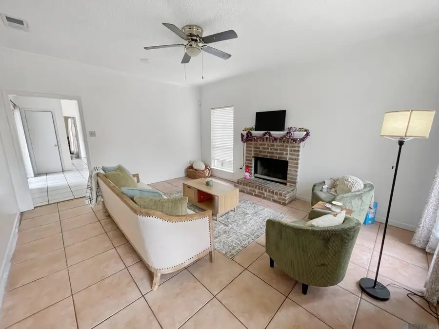 301 Meadow Bend Dr, Baton Rouge, LA 70820 - Image #2