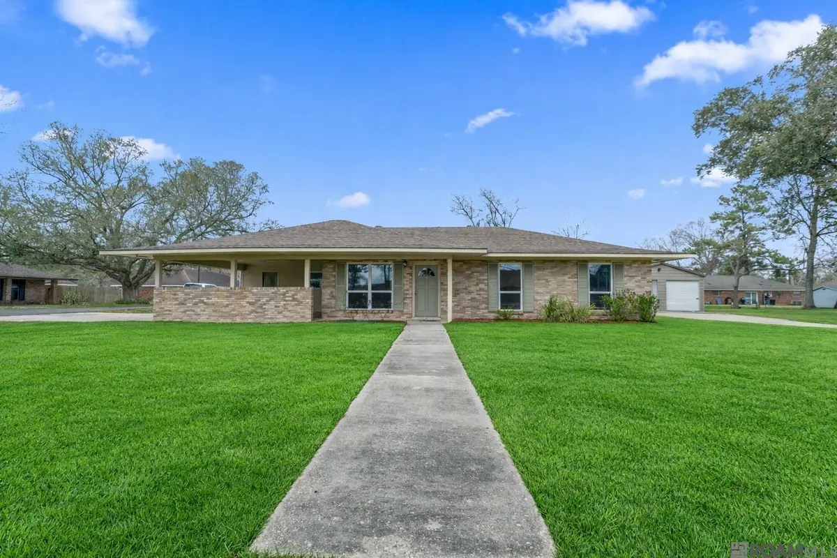 43498 S Lone Oak Rd, Gonzales, LA 70737 - #1