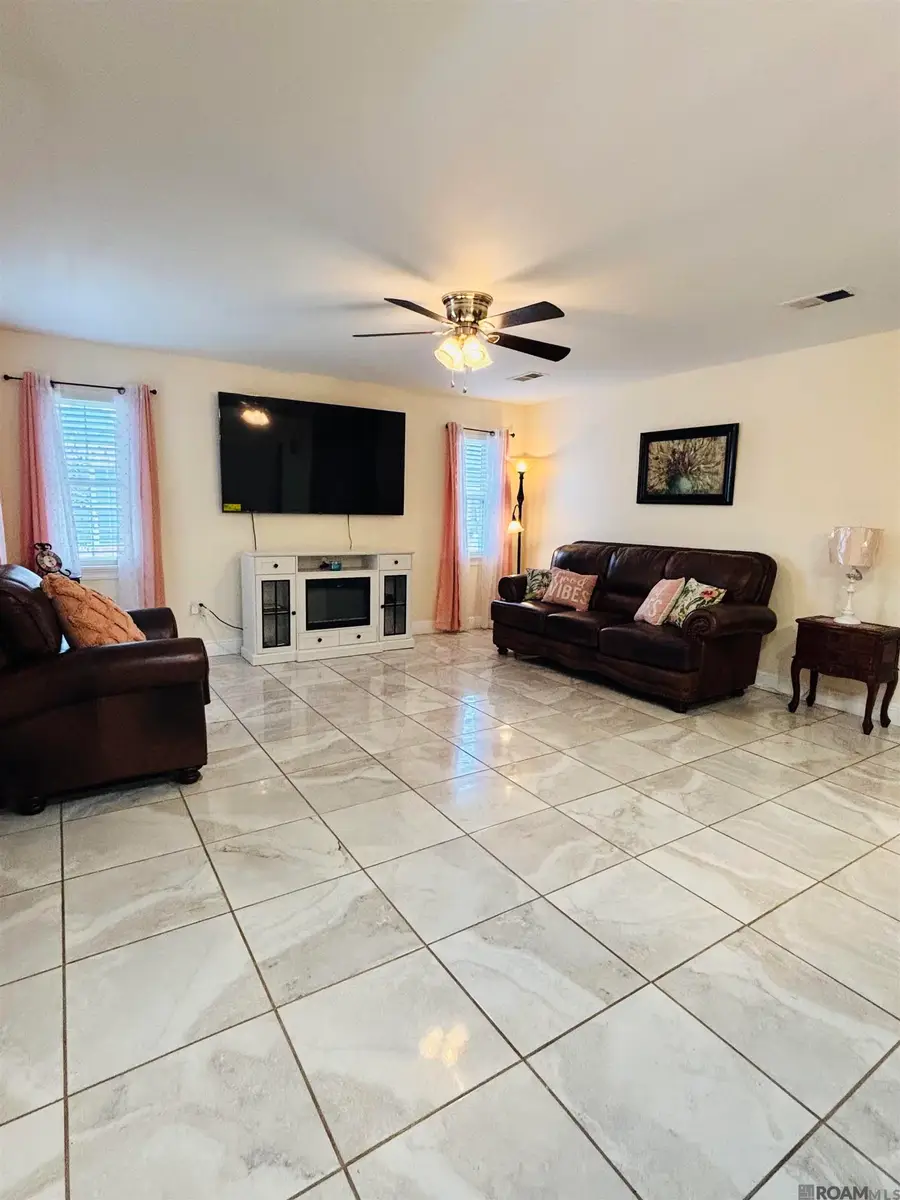 15337 Woodlore Dr, Baton Rouge, LA 70816 - #3