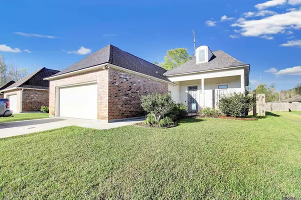 27955 Meadow Hill Ln, Denham Springs, LA 70726