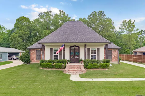 8823 Round Oak Dr, Baton Rouge, LA 70817