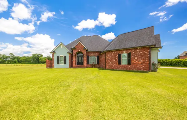 319 Chateau Dr, Lockport, LA 70374