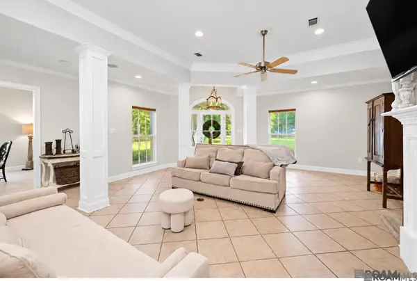 8812 Wildwood Dr, Denham Springs, LA 70706