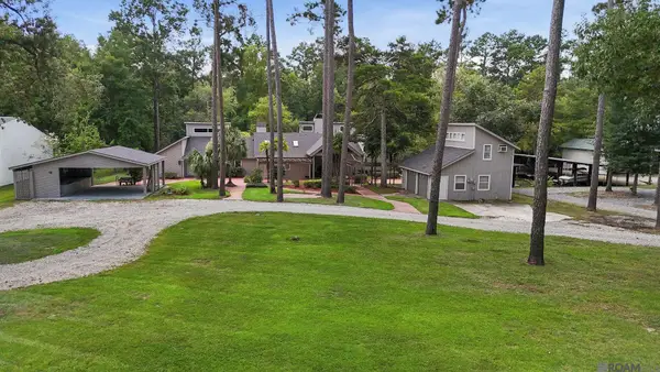 31582 River Pines Dr, Springfield, LA 70462