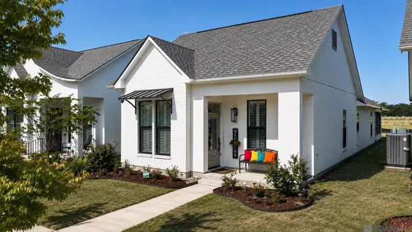 10136 Grayton Dr, Central, LA 70818