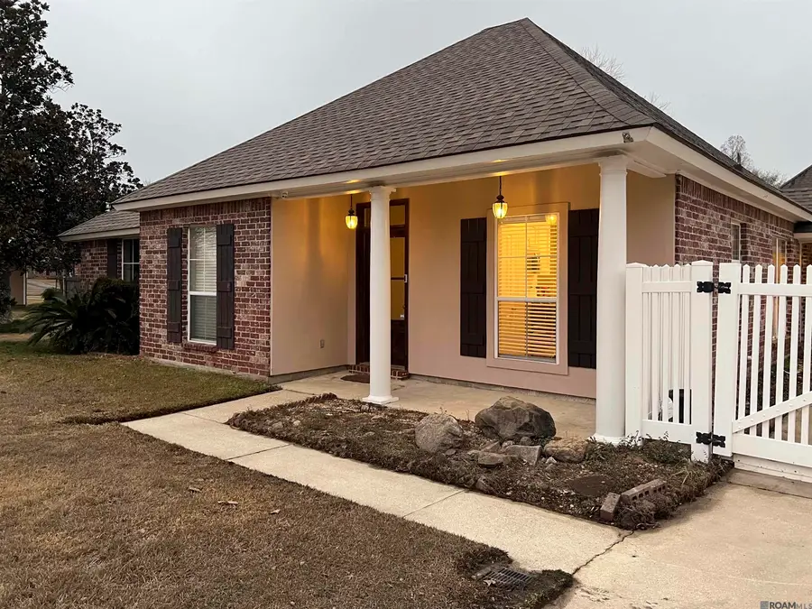 18116 Lake Indigo Dr, Baton Rouge, LA 70817 - #2