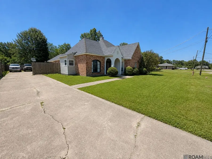 913 Bohne Rd, Port Allen, LA 70767 - #2