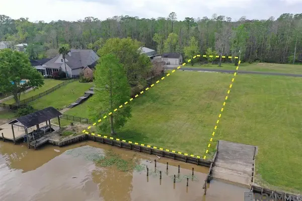 12595 Bayou Terrace Dr, St Amant, LA 70774