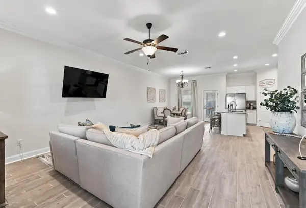 7043 Spring Gardens Dr, Baton Rouge, LA 70817