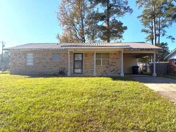 611 Magnolia St, New Llano, LA 71461