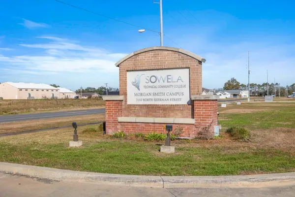 N Sherman St, Jennings, LA 70546