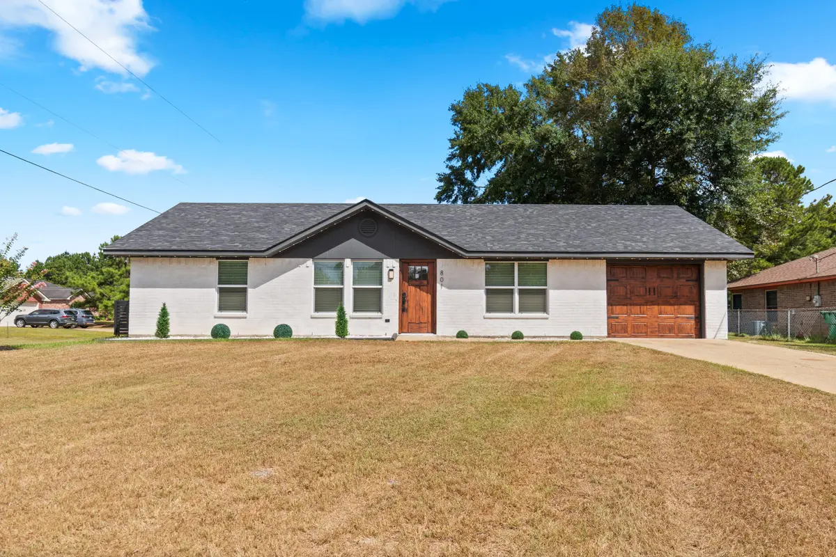 801 Holly St, New Llano, LA 71461 - #1