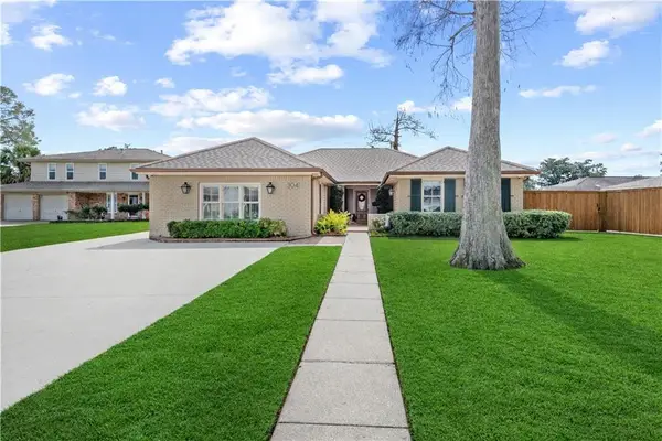 304 Glenmeade Court, Gretna, LA 70056