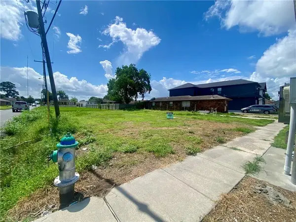 3325 Pakenham Drive, Chalmette, LA 70043