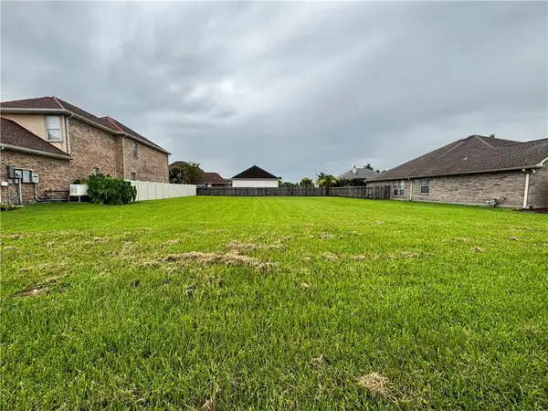 1842 E Squirewood Drive, Harvey, LA 70058
