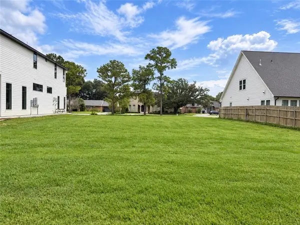 Colonial Club Drive, Harahan, LA 70123