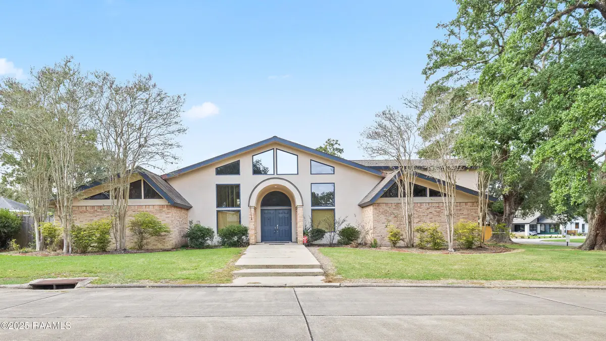 16 Duperier Oaks Drive, New Iberia, LA 70563 - Image #1