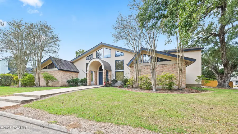 16 Duperier Oaks Drive, New Iberia, LA 70563 - Image #2