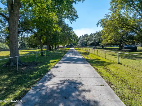 726 E Broussard Road, Lafayette, LA 70508