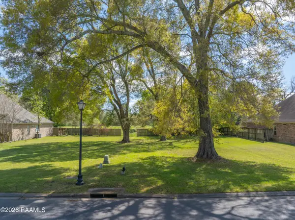 14 Oakthorn Court, Youngsville, LA 70592