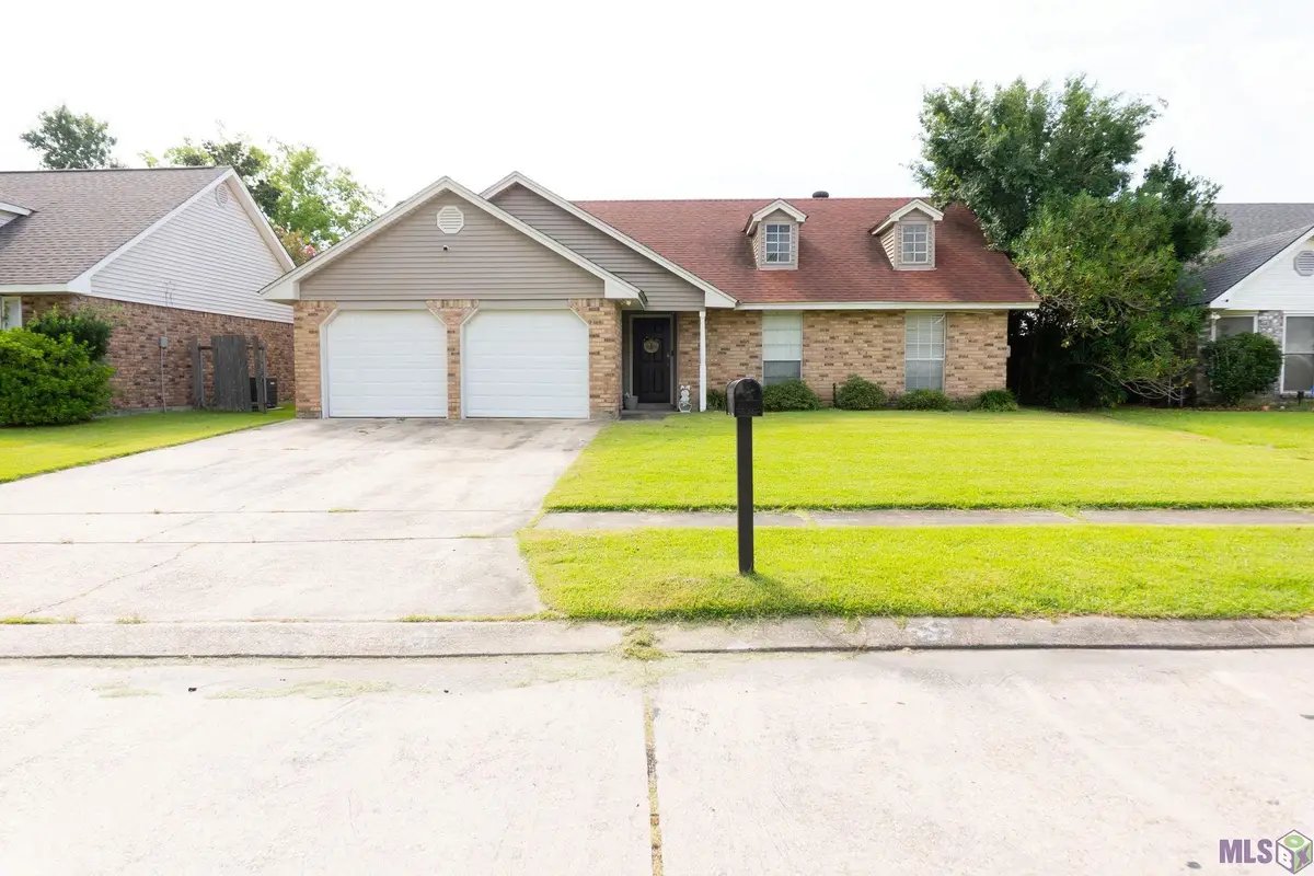 2104 Greenwood Dr, Laplace, LA 70068 - Image #1